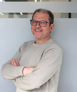 Antonio Fernández, profesional dedicado a la gestión legal de bajas de automóviles en Málaga