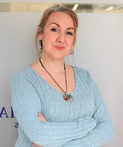 Jessica Jiménez, profesional dedicada al cálculo de valor de vehículos usados en Málaga
